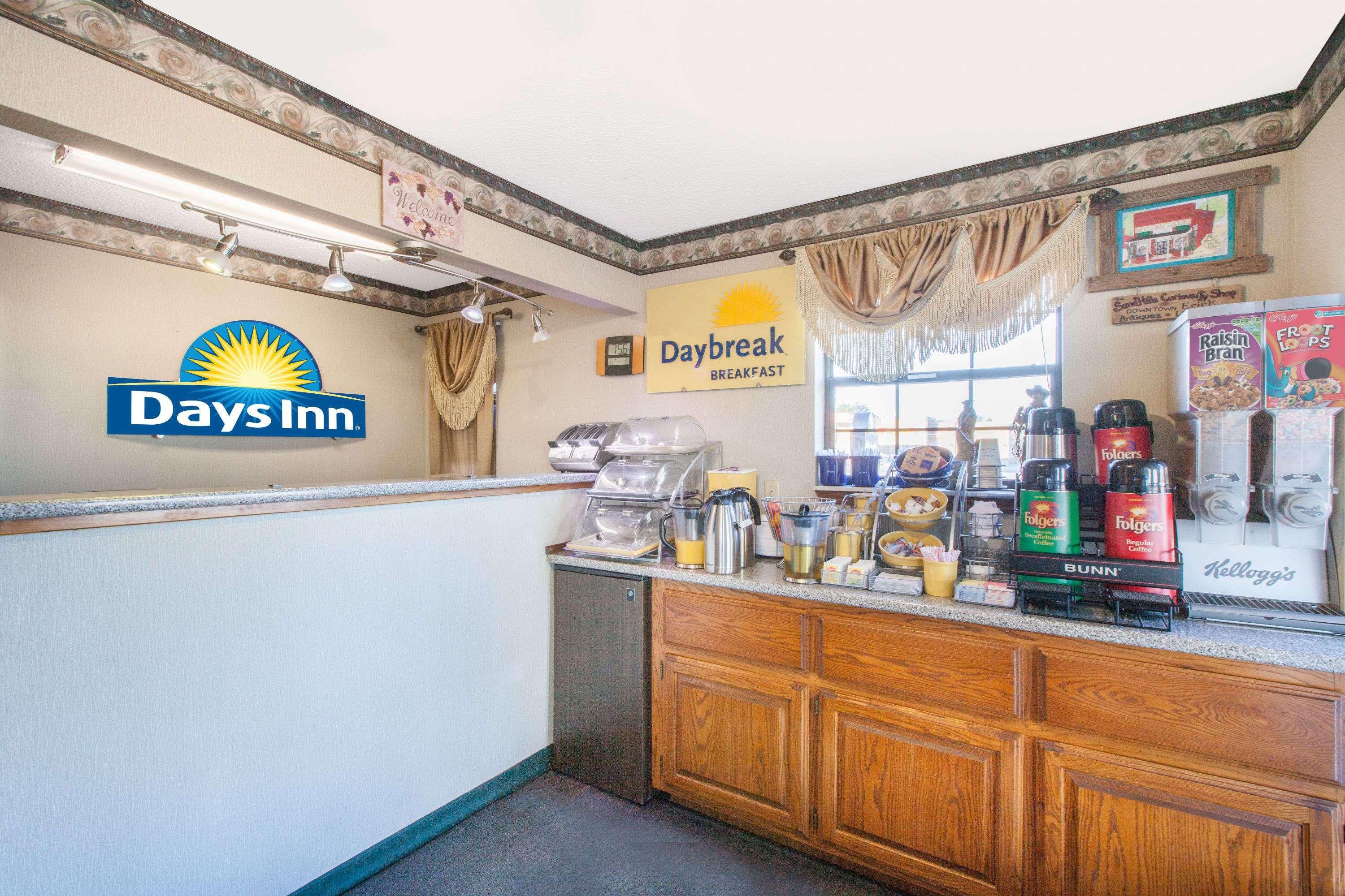 Days Inn By Wyndham Erick Exterior photo